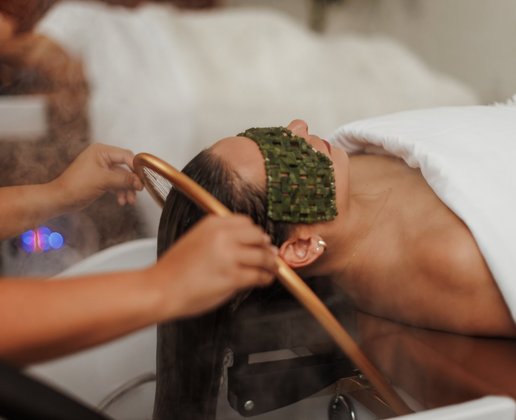 Head spa-behandling på Aura Skin Lab