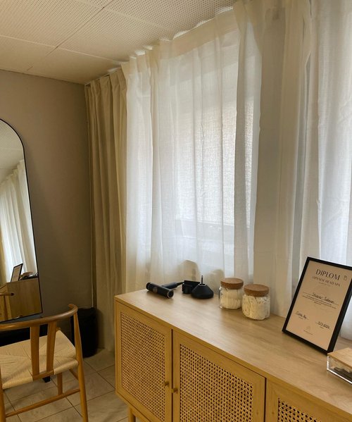 Ljust behandlingsrum på Aura Skin Lab
