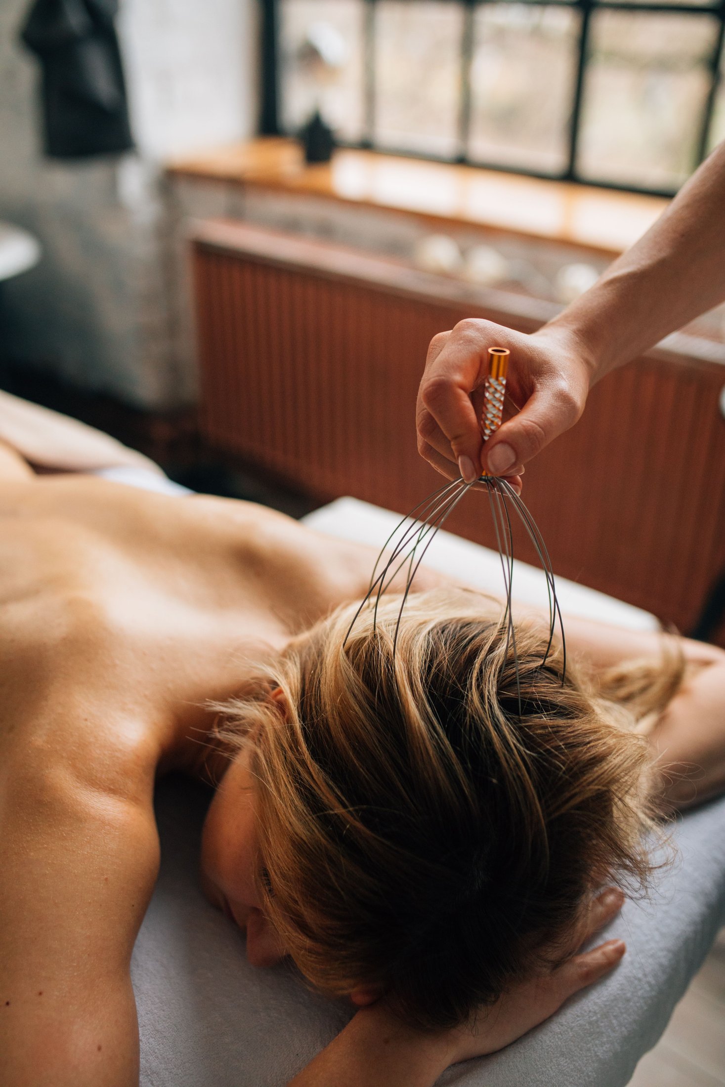 Avslappnande skalpmassage i en varm spamiljö